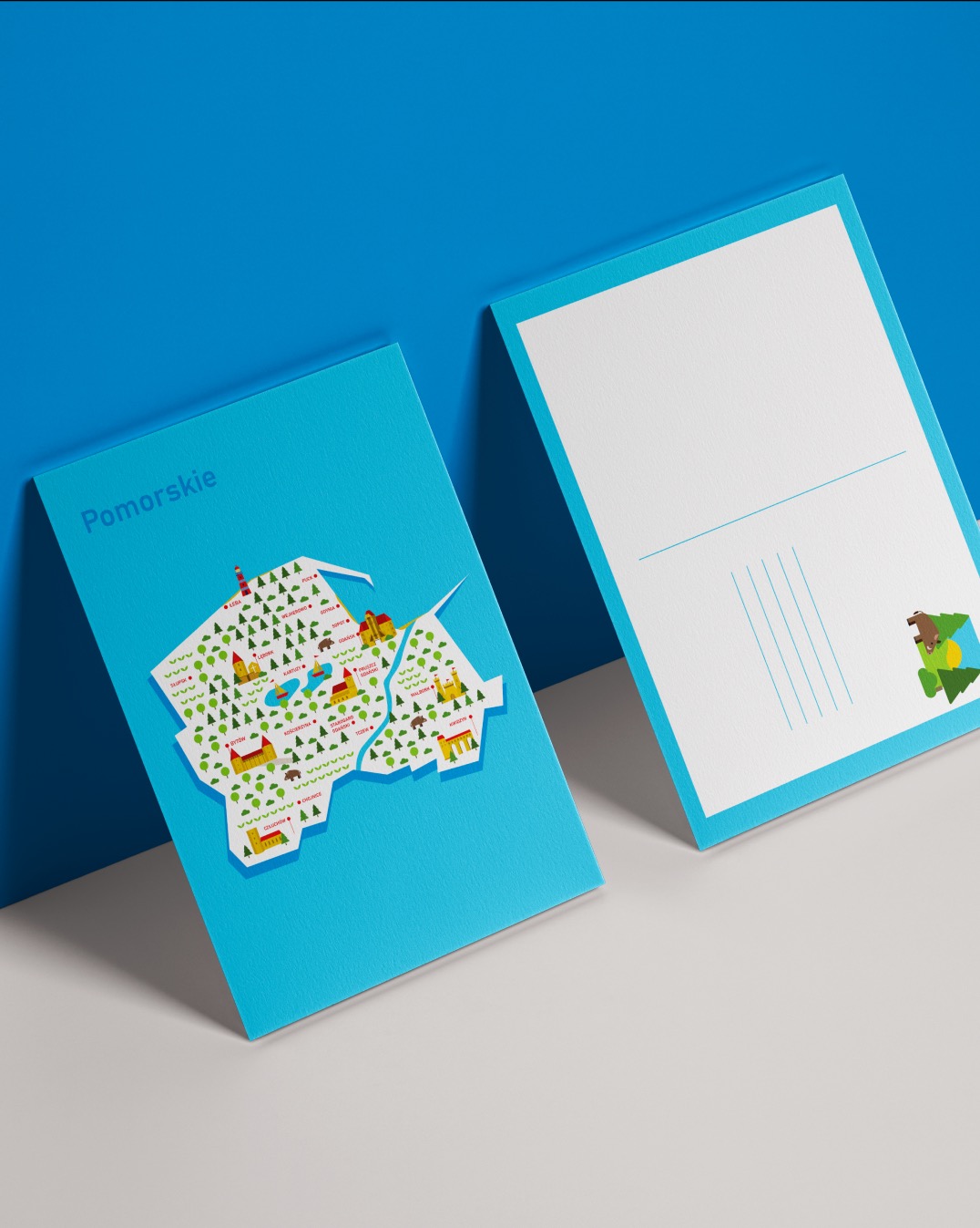 Błękitna kartka pocztowa z mapą Pomorza z zaznaczonymi miastami i zielenią, obok druga kartka z miejscem na adres i znaczek z motywem regionalnym.