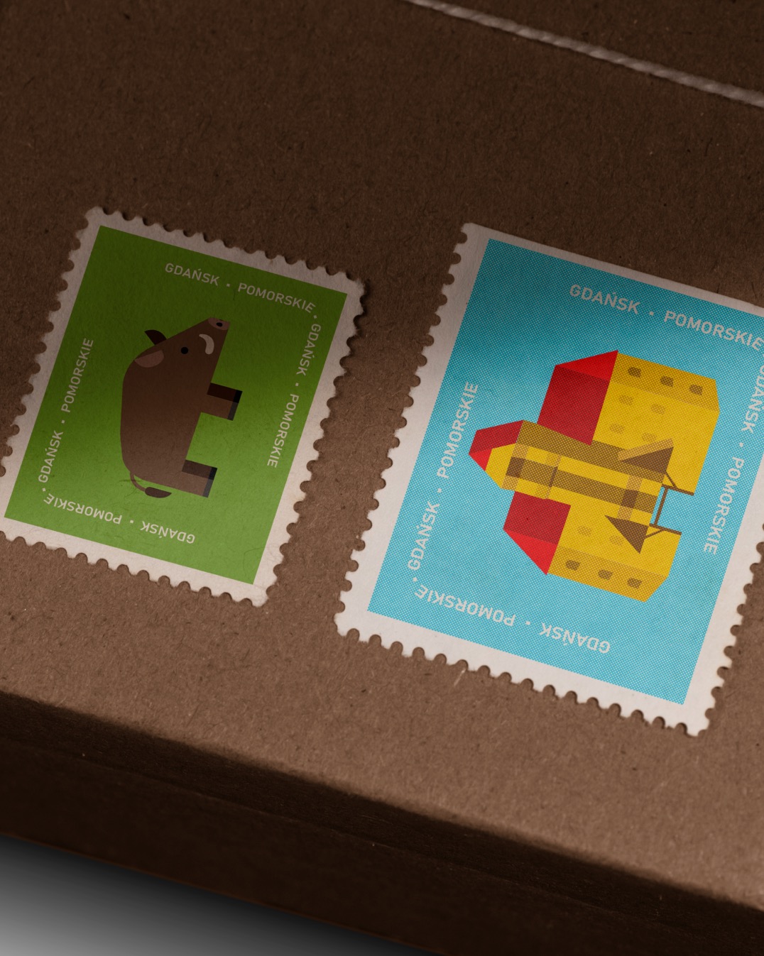 Dwie unikalne, kwadratowe naklejki z motywami Gdańska i Pomorza, umieszczone na brązowym kartonie. Grafika w stylu retro, z ząbkowanymi brzegami.