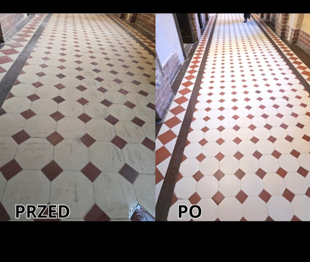 Kafelkowa podłoga w korytarzu, podzielona na dwie części: 'Przed' z widocznymi zabrudzeniami i 'Po' - czysta, odświeżona, z wyraźnym wzorem. Perspektywa z góry.