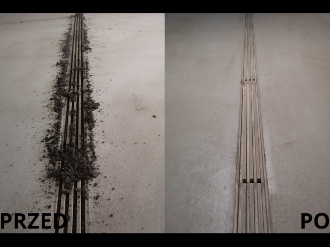 Zdjęcie 'przed i po' czyszczenia odpływu liniowego. Po lewej stronie odpływ jest zabrudzony ziemią i liśćmi, po prawej czysty. Widoczne napisy 'PRZED' i 'PO'.