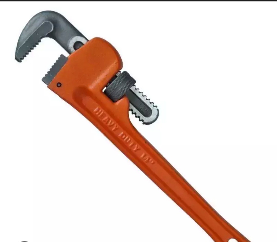 Pomarańczowy klucz do rur 'Heavy Duty 14' na białym tle, ustawiony pod kątem, z widocznymi ząbkami i regulacją. Narzędzie hydrauliczne.