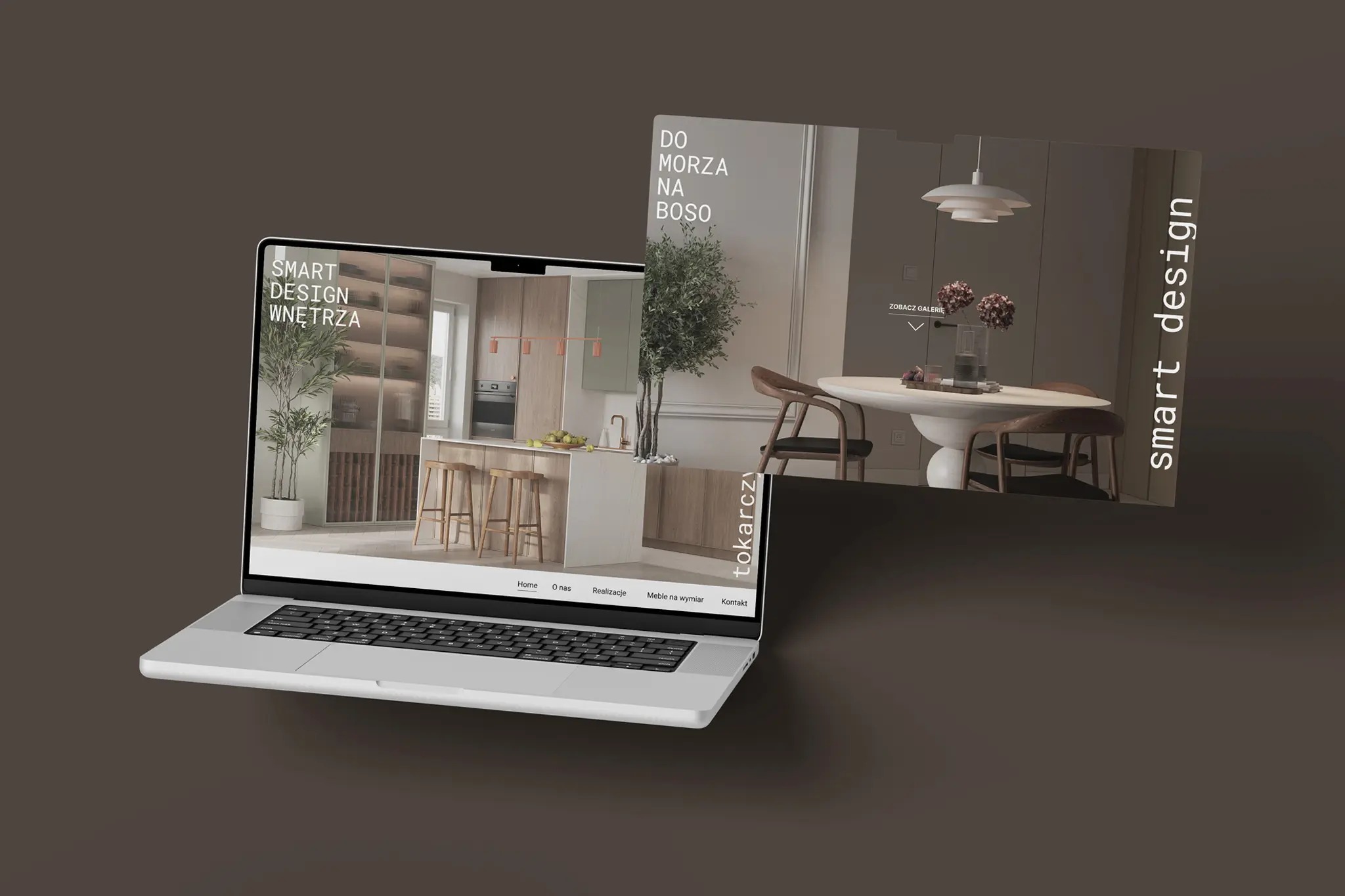 Laptop prezentuje stronę z aranżacją wnętrz: kuchnia z wyspą i jadalnia w stonowanych barwach. Widoczne logo 'Smart Design Wnętrza' i nazwa 'Do Morza Na Boso'.