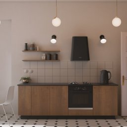 Kwartał Studio Projektowe Mateusz Bidas - Nowoczesna kuchnia w stylu retro z drewnianymi szafkami, czarnym blatem i biało-czarną podłogą w karo. Nad blatem półki z akcesoriami i czarny okap.