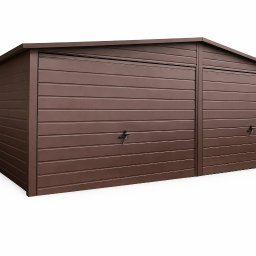 Garaż blaszany z dachem dwuspadowym. Solidna konstrukcja, estetyczne wykonanie, montaż i transport gratis.