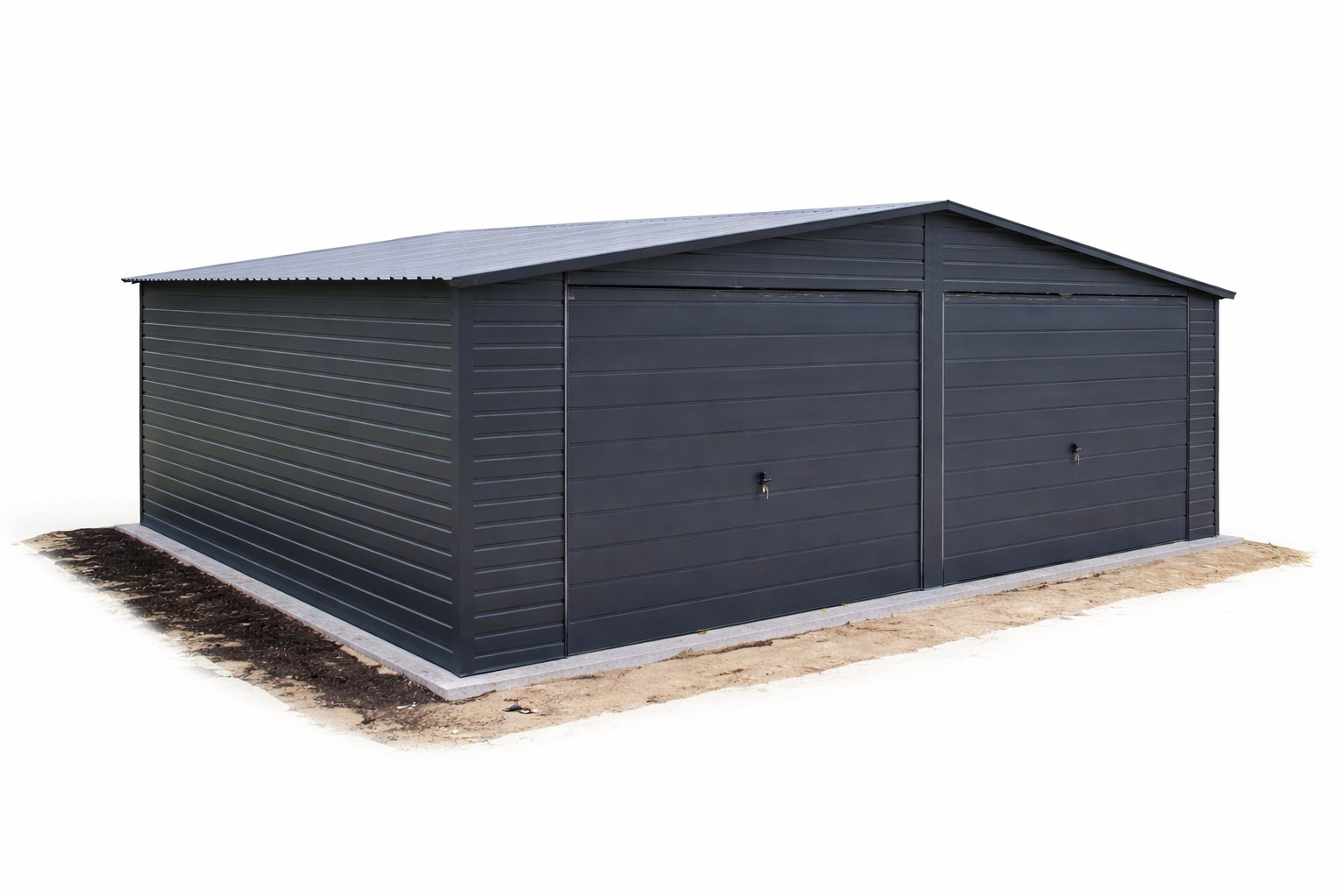 Dwustanowiskowy garaż blaszany z dachem dwuspadowym, w kolorze grafitowym, z poziomym panelem. Widoczna betonowa podmurówka i grunt wokół. Ujęcie z boku.