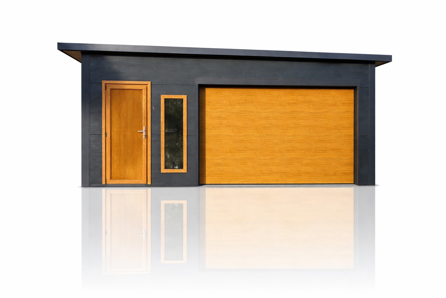Nowoczesny garaż blaszany z dachem jednospadowym, antracytowa elewacja z drewnopodobną bramą segmentową i drzwiami wejściowymi. Widoczne okno pionowe.
