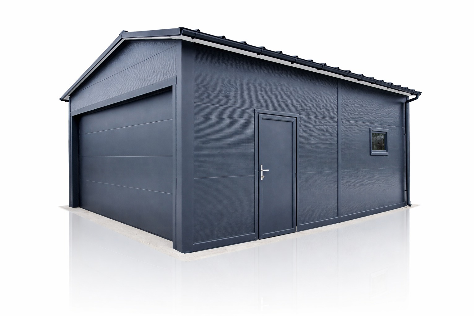 Grafitowy garaż blaszany z dachem dwuspadowym, widoczna brama segmentowa, drzwi wejściowe i małe okno. Elewacja z poziomym tłoczeniem. Nowoczesny design.