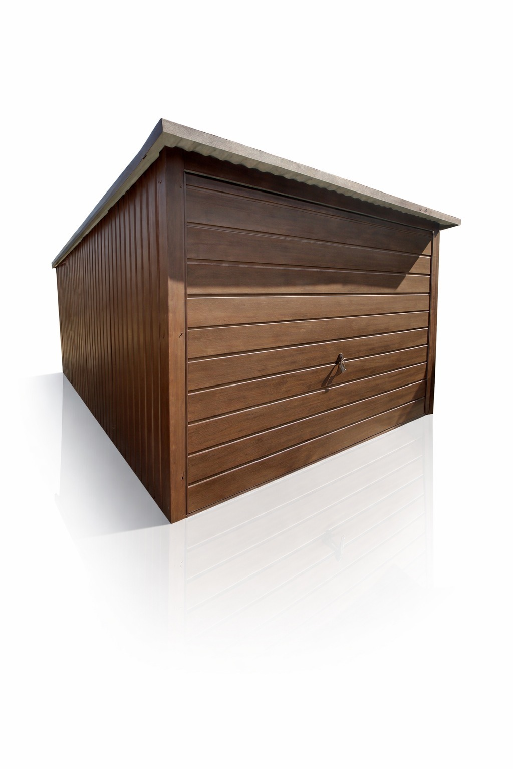 Brązowy garaż blaszany z dachem dwuspadowym, imitujący drewno, zamykany na klucz, zrealizowany w Jodłowniku. Solidna konstrukcja.
