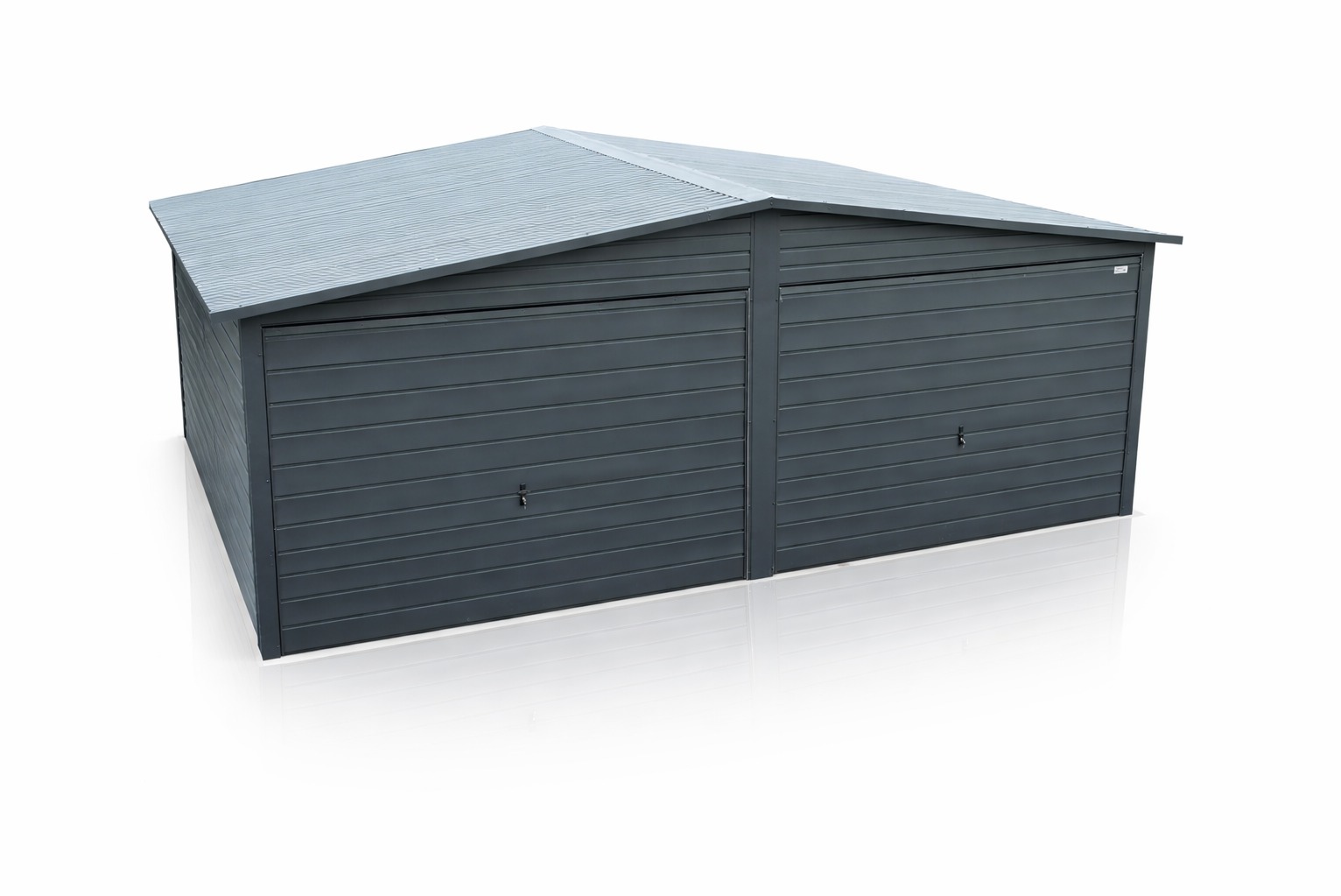 Szary garaż blaszany z dachem dwuspadowym, widok z przodu, zamknięte dwuskrzydłowe drzwi, poziome panele, kluczyki w zamkach, na białym tle z odbiciem.