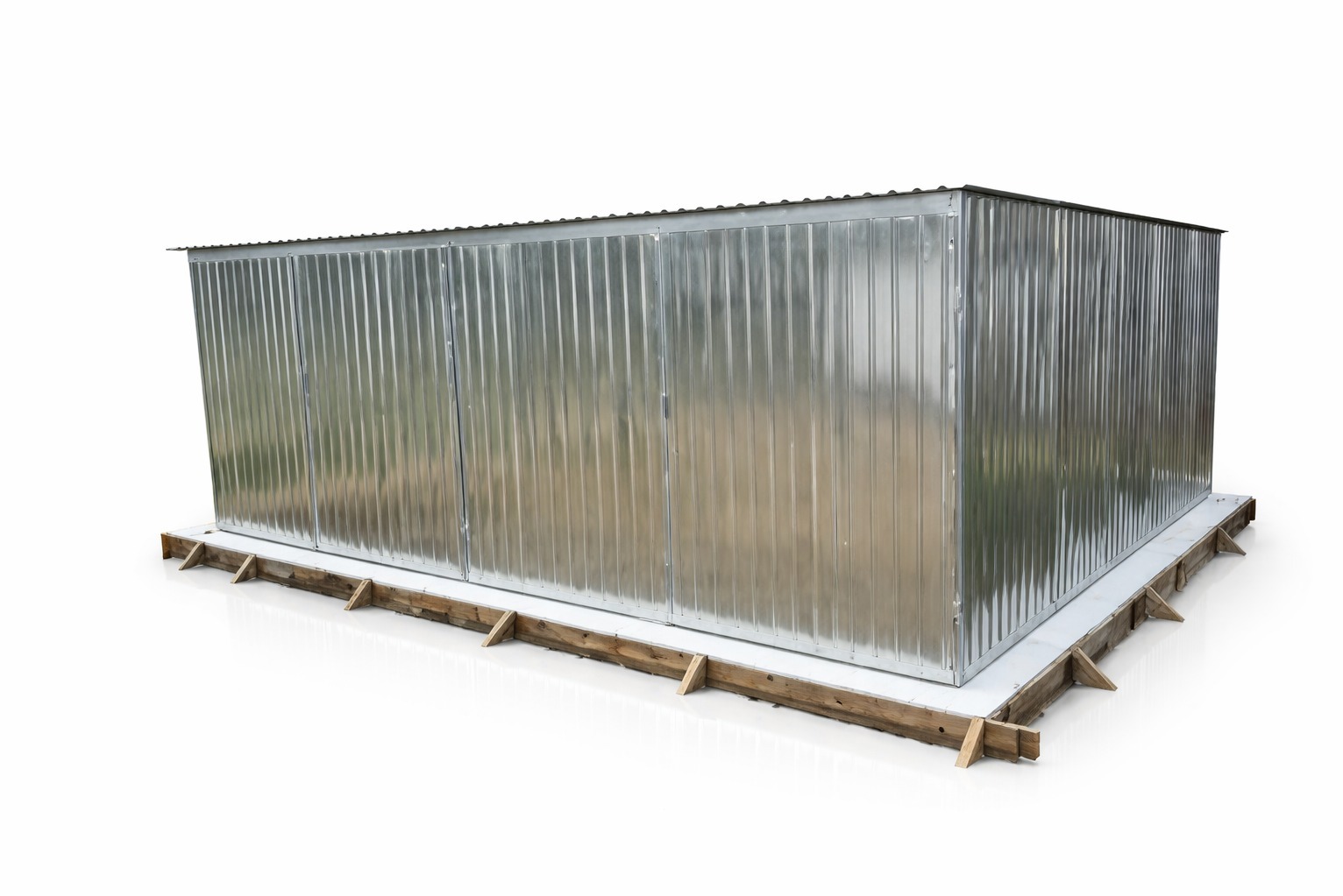 Garaż blaszany z dachem dwuspadowym, wykonany z blachy trapezowej, umieszczony na drewnianej konstrukcji. Widok z boku, na białym tle.