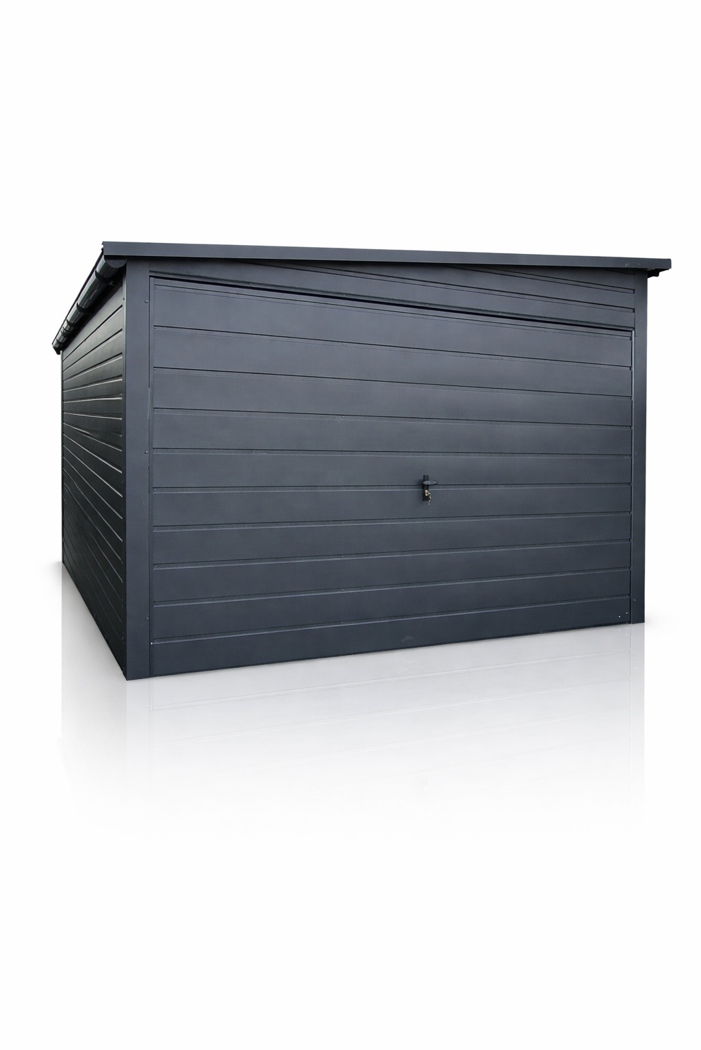 Nowoczesny, antracytowy garaż blaszany z dachem jednospadowym, widoczny z perspektywy lekko z dołu, z wyraźnym odbiciem na białym tle.
