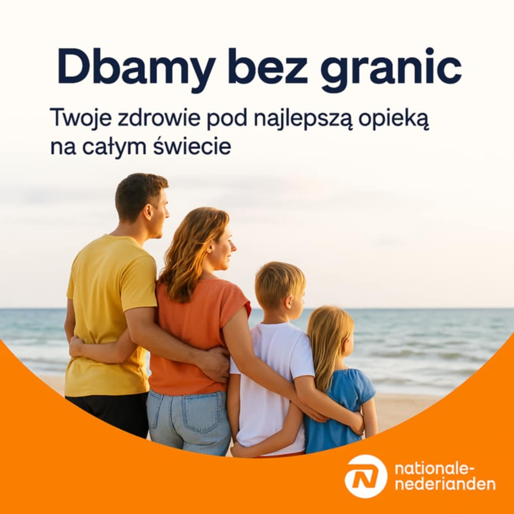 Rodzina na plaży, obejmująca się, patrzy w morze. Reklama Nationale-Nederlanden z hasłem 'Dbamy bez granic'. Koncepcja ubezpieczenia zdrowotnego.