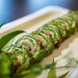 KREUJEMY SMAKI KTÓRE ROBIĄ WRAŻENIE!
Stawiamy na świeże składniki, kreatywne kompozycje i perfekcyjną prezentację. A do tego sprawna logistyka i zespół, który wie, że event to nie miejsce na przypadki. Ty planujesz wizję – my ją doprawiamy 