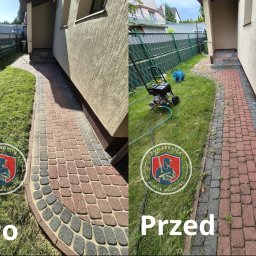 Kostka brukowa przed i po czyszczeniu myjką ciśnieniową. Widoczne różnice w kolorze i czystości. Maszyna czyszcząca na trawniku, zielony płot w tle.