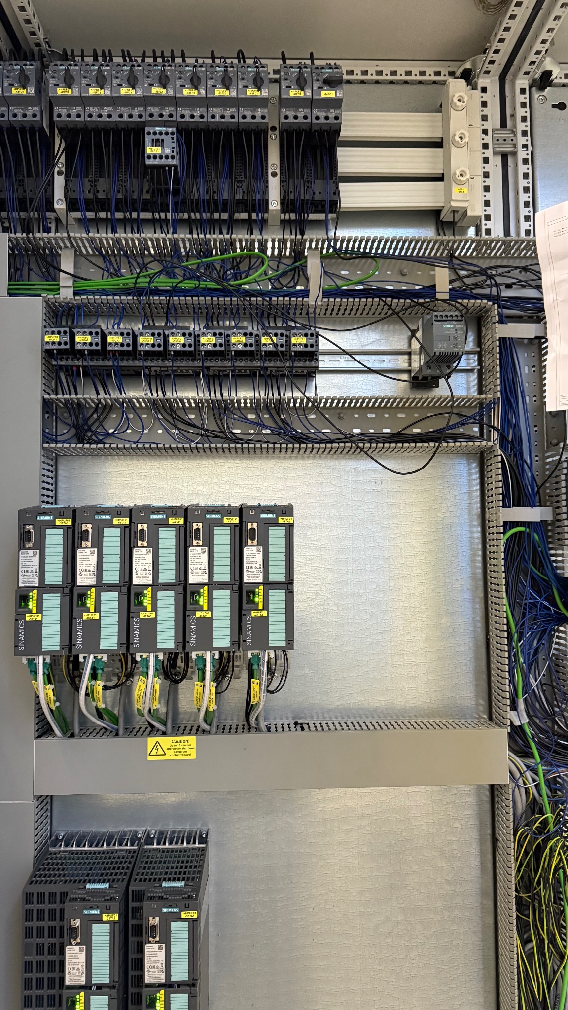 Rozdzielnica elektryczna z modułami Siemens Sinamics i okablowaniem, widok z bliska. Instalacje elektryczne w Zielonej Górze.