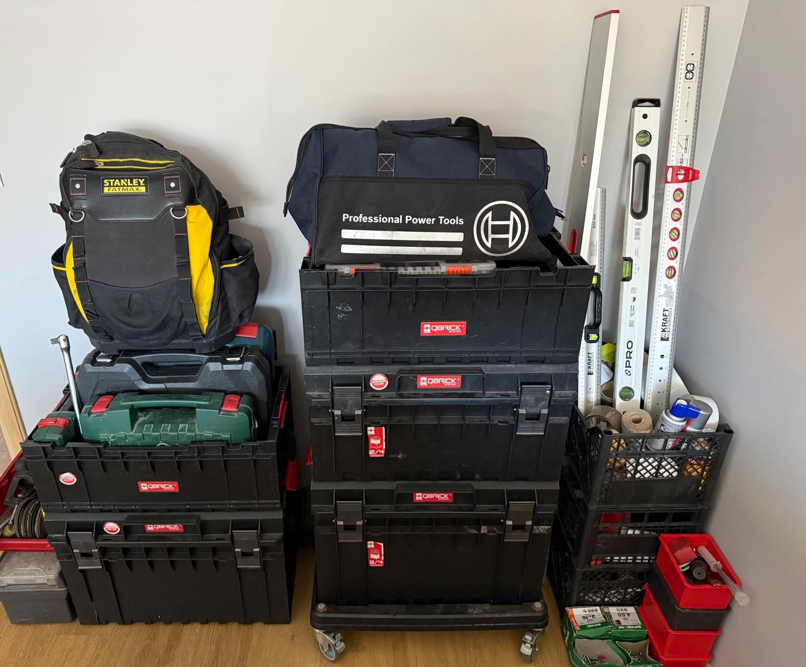 Zestaw narzędzi: skrzynie Qbrick, torba Bosch, plecak Stanley Fatmax, poziomice Kraft Pro. Akcesoria do prac remontowych i instalacyjnych.