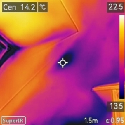 Termowizja sufitu ukazuje rozkład temperatur, od 14.2°C do 22.5°C, z wyraźnymi obszarami ciepła i chłodu. Widoczny fragment listwy przypodłogowej.