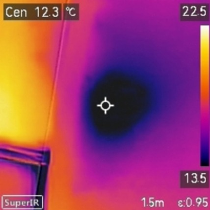 Termowizja ściany z widocznym mostkiem termicznym o obniżonej temperaturze, wskazującym na potencjalne straty ciepła. Analiza termograficzna w diagnostyce energetycznej budynku.