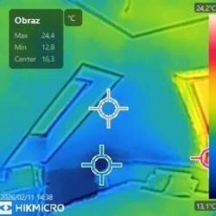 Termowizja poddasza: obraz z kamery termowizyjnej ukazuje rozkład temperatur, wskazując potencjalne straty ciepła. Analiza termiczna w diagnostyce energetycznej budynku.
