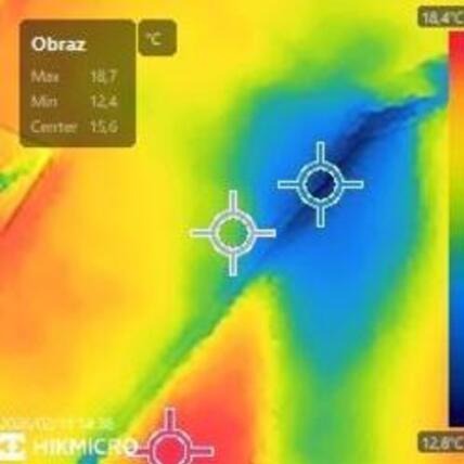 Termowizja ściany budynku z zaznaczonymi punktami pomiarowymi i odczytami temperatury, ukazująca rozkład ciepła i potencjalne straty energii.