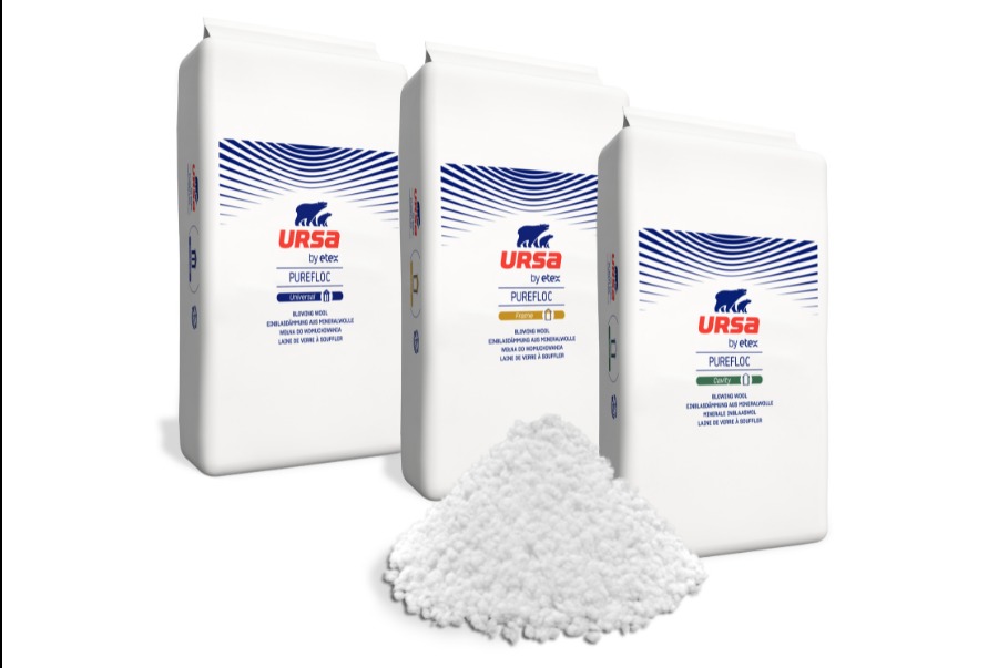 Trzy worki wełny celulozowej Ursa Purefloc w różnych wariantach, z wysypaną wełną na pierwszym planie. Produkt do ocieplania poddaszy i ścian.