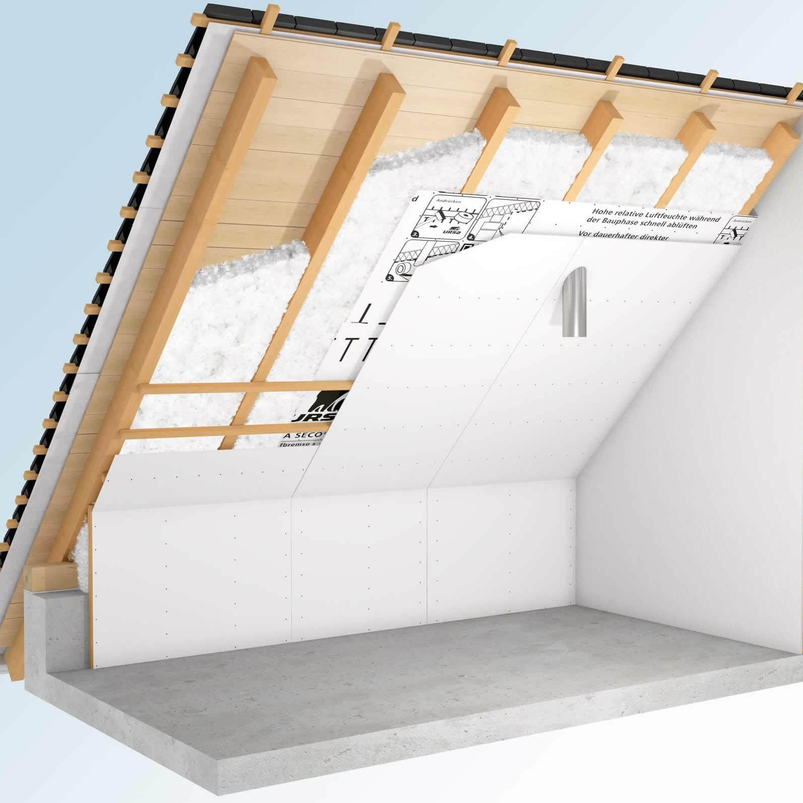 Poddasze z izolacją z wełny mineralnej, zabezpieczone folią paroizolacyjną z nadrukiem technicznym, przed montażem płyt gipsowo-kartonowych. Widoczne drewniane elementy konstrukcyjne dachu.