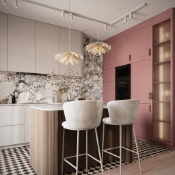 Alicja Kobiałka Interiors - Nowoczesna kuchnia z marmurowym blatem, różowymi szafkami i drewnianą wyspą. Dwie lampy w kształcie kwiatów nad wyspą. Parkiet i czarno-biała podłoga.