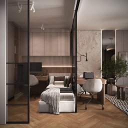 Alicja Kobiałka Interiors - Nowoczesna aranżacja wnętrza z wydzieloną strefą sypialnianą szklaną ścianą. Parkiet w jodełkę, biurko z komputerem, roślina doniczkowa. Stonowana kolorystyka.