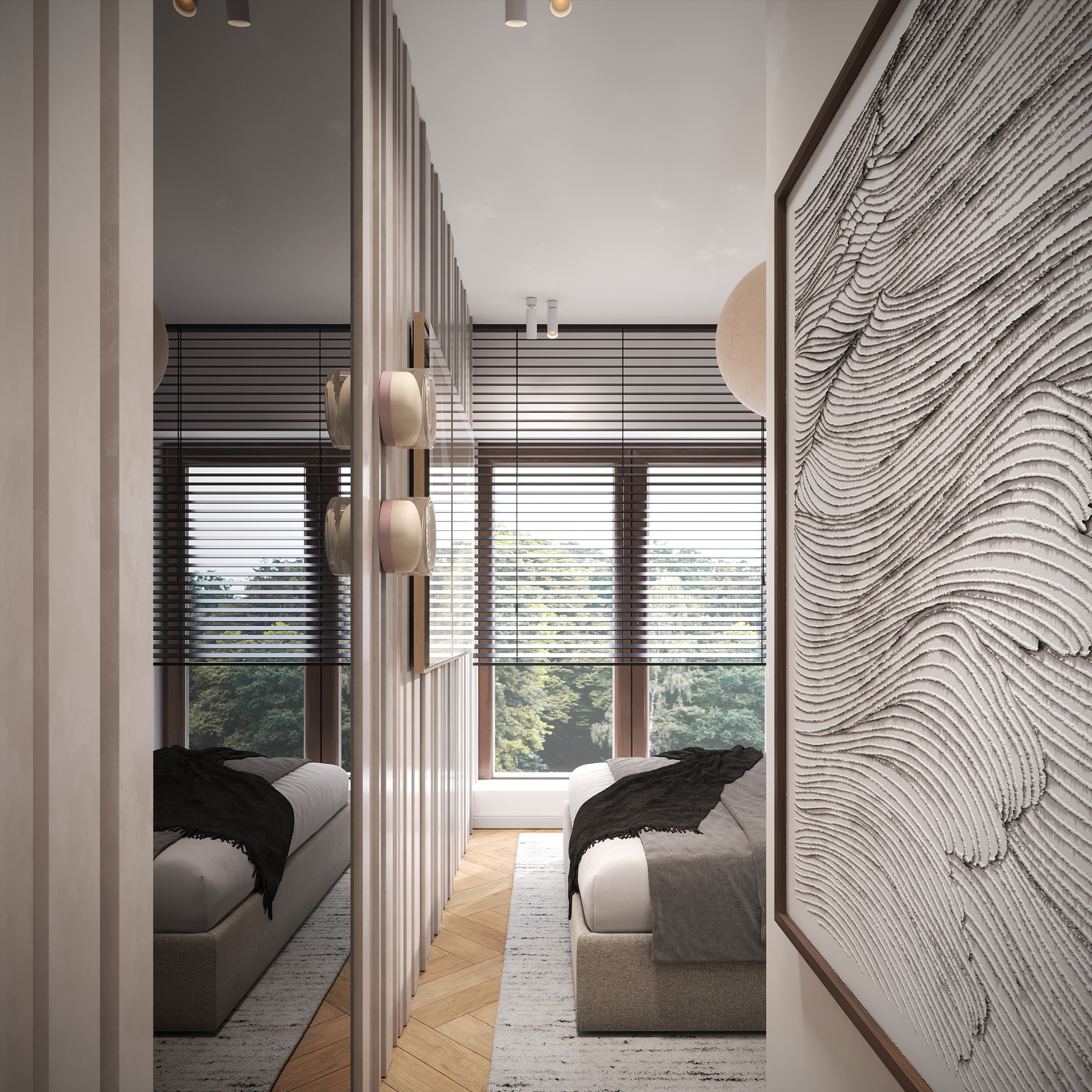 Nowoczesna sypialnia z łóżkiem, drewnianą podłogą i abstrakcyjnym obrazem na ścianie. Lustro odbija widok okna z zielenią. Minimalistyczne lampy i dekoracje.