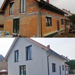 SUBSIDIA SPÓŁKA Z OGRANICZONĄ ODPOWIEDZIALNOŚCIĄ - Dom jednorodzinny przed i po ociepleniu elewacji. Górna część ukazuje surową cegłę, dolna - budynek z jasną, gładką elewacją. Widoczne czarne ramy okienne i czerwona dachówka.