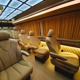 Busem do Celu do Niemiec, Holandii i Belgii, a także powroty do Polski z tych krajów - Luksusowe wnętrze busa w Warszawie: beżowe skórzane fotele z zagłówkami, oświetlenie LED podsufitki i boczne, zasłony w oknach, komfortowe warunki podróży.