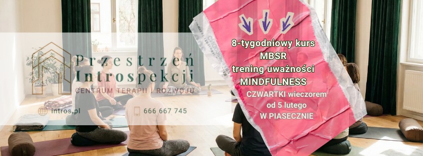 Grupa osób w pozycji lotosu podczas kursu MBSR. W tle okno z zielonymi zasłonami. Na pierwszym planie plakat z informacją o kursie uważności w Piasecznie.