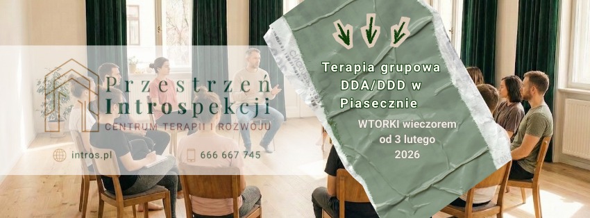 Grupa osób siedzi w kręgu podczas sesji terapeutycznej DDA/DDD w Piasecznie, z informacją o terminach spotkań. Jasne wnętrze, naturalne światło.