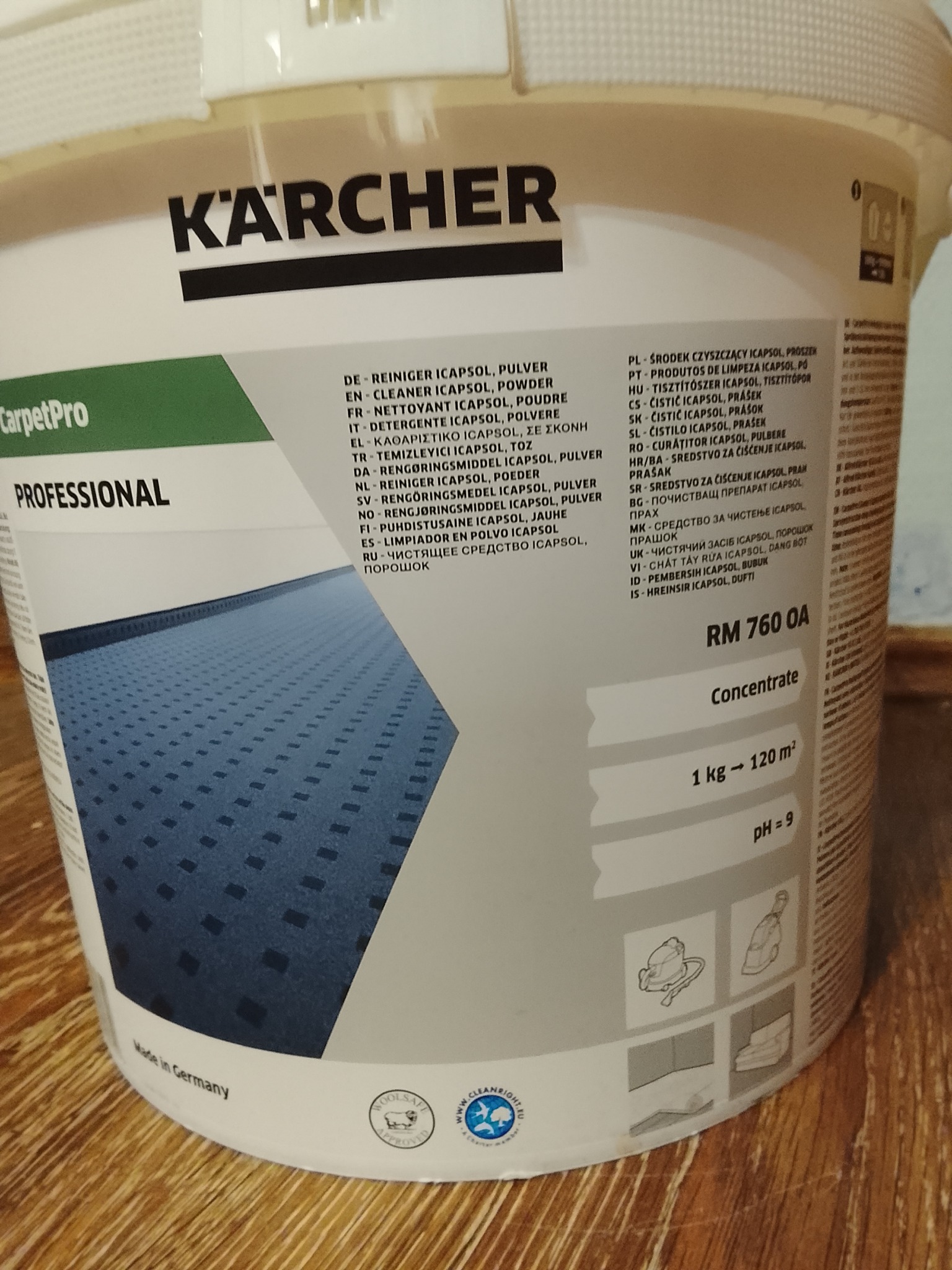 Wiadro Kärcher CarpetPro Professional RM 760 OA Concentrate, środek czyszczący do dywanów i tapicerki. Widoczne ikony zastosowania i informacja o wydajności.