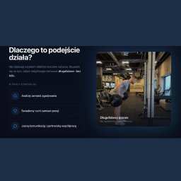 Norbert Olszewski Trener Fitness - Mężczyzna w szarej koszulce ćwiczy podnoszenie ciężarów w siłowni. Widoczne sztangi, maszyny do ćwiczeń i okno. Trening siłowy pod okiem trenera.