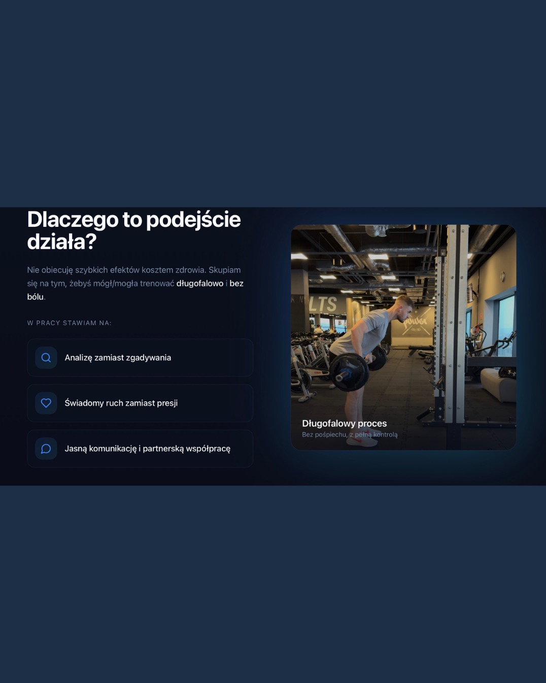 Mężczyzna w szarej koszulce ćwiczy podnoszenie ciężarów w siłowni. Widoczne sztangi, maszyny do ćwiczeń i okno. Trening siłowy pod okiem trenera.