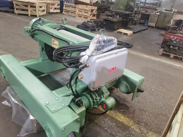 Elektryczny wciągnik linowy KVAT ELMOT z wózkiem jednoszynowym, w odcieniach zieleni, przeznaczony do suwnic przemysłowych. Widoczne kable i skrzynka sterownicza.