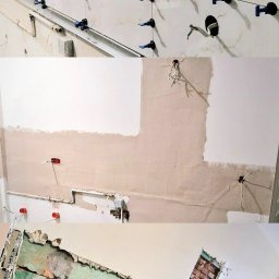 JG BALTIC SPÓŁKA Z OGRANICZONĄ ODPOWIEDZIALNOŚCIĄ - Trzy kadry z remontu: układanie płytek z systemem poziomowania, ściana po położeniu gładzi, odsłonięta instalacja w ścianie z fragmentem cegły i okna.