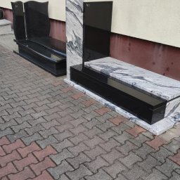Nagrobki Śląsk - Dwa gotowe pomniki z czarnego i szarego granitu, ustawione na kostce brukowej przed jasną ścianą. Jeden z nich ma numer '40' na pionowej płycie.