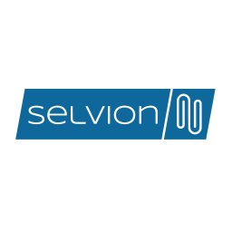 Logo firmy Selvvion na niebieskim tle. Biały napis 'selvvion' i symbol graficzny po prawej stronie. Minimalistyczny design.
