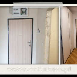 ARTIS RENO SP. Z O.O. - Korytarz przed i po remoncie. Po lewej stan surowy z instalacją elektryczną, po prawej wykończone wnętrze z parkietem w jodełkę i zabudową szafy.