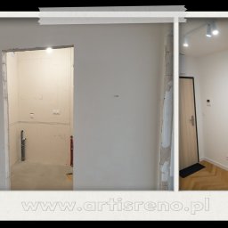 ARTIS RENO SP. Z O.O. - Wykończenie wnętrza mieszkania: po lewej stan surowy łazienki z instalacjami, po prawej wykończony korytarz z parkietem, drzwiami i oświetleniem.