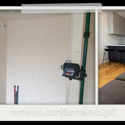 ARTIS RENO SP. Z O.O. - Kadr 'przed i po' remontu mieszkania: surowa ściana z laserem krzyżowym Bosch zestawiona z nowoczesną kuchnią z barkiem i szarym narożnikiem na parkiecie.