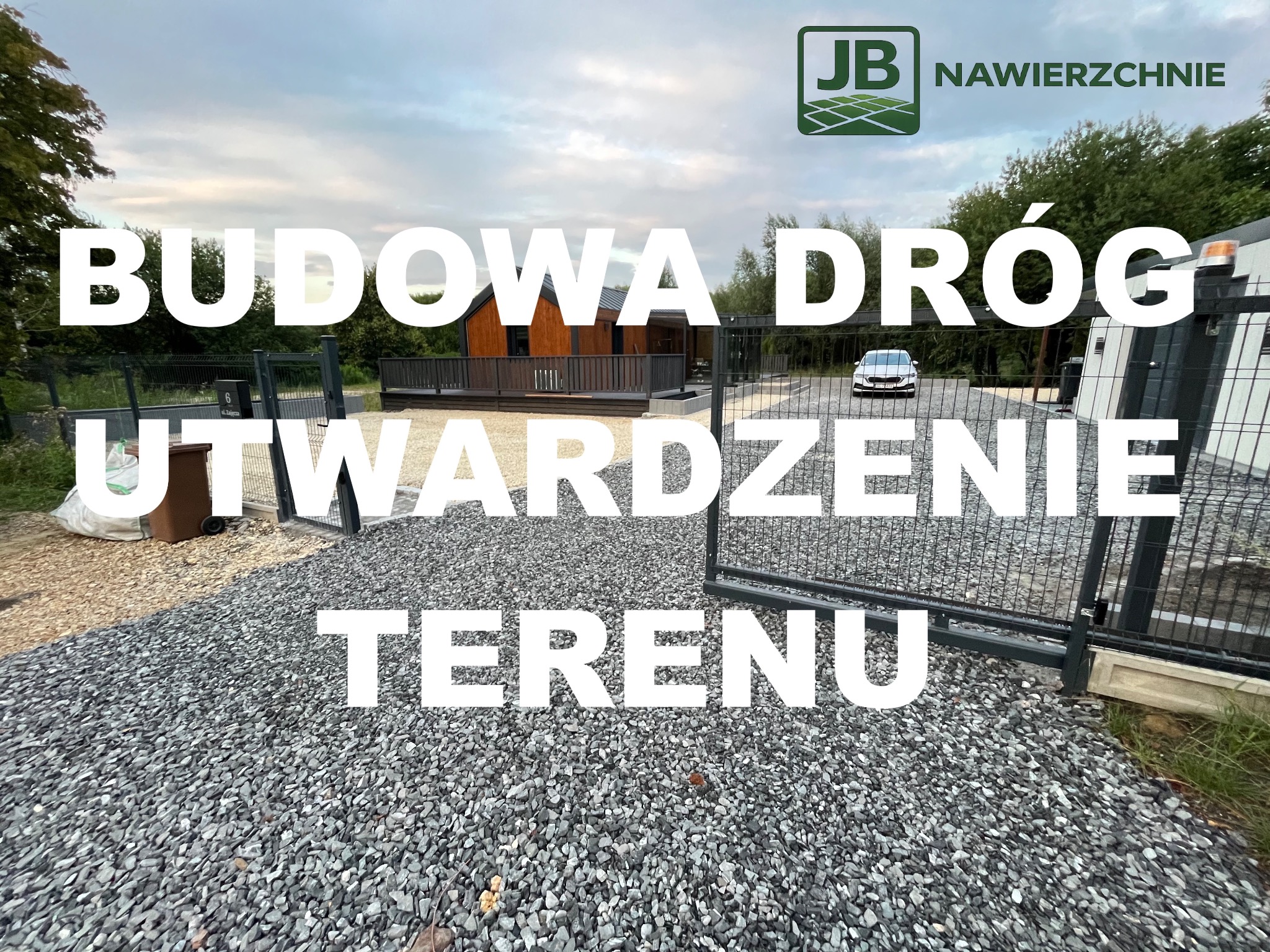 Utwardzony teren żwirem z otwartą bramą wjazdową, widoczny budynek i samochód w tle. Realizacja JB Nawierzchnie.