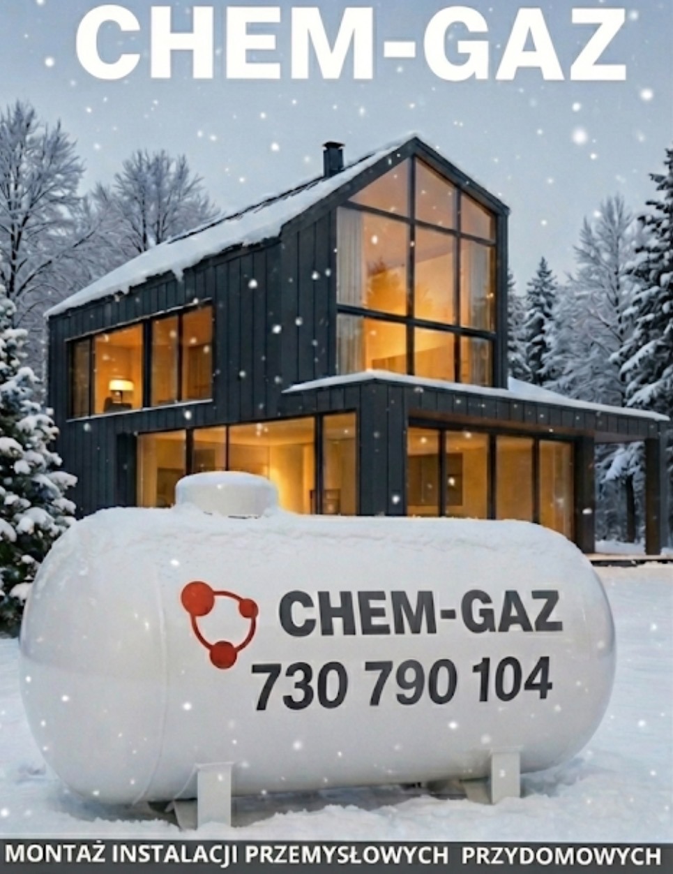 Ośnieżony zbiornik gazowy CHEM-GAZ na tle nowoczesnego domu w zimowej scenerii. Widoczne drzewa pokryte śniegiem i padający śnieg. Montaż instalacji przemysłowych i przydomowych.
