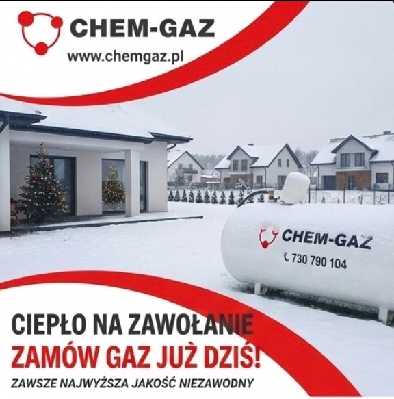 Zbiornik gazowy Chem-Gaz na tle zasypanego śniegiem osiedla domów jednorodzinnych z choinkami w oknach. Reklama 'Ciepło na zawołanie. Zamów gaz już dziś!'.