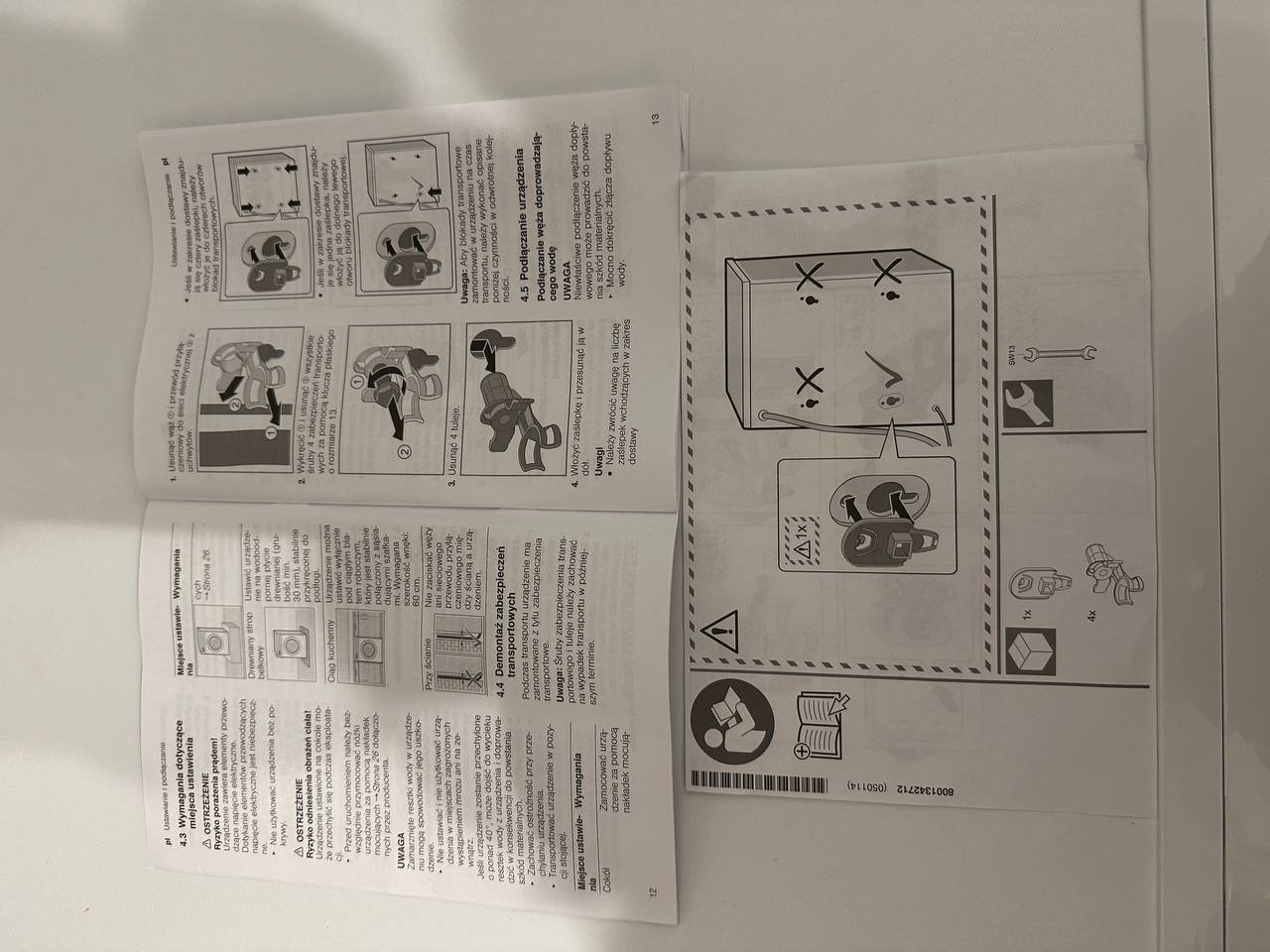 Instrukcja montażu urządzenia z demontażem zabezpieczeń transportowych, schemat podłączenia węża doprowadzającego wodę i wymagania dotyczące miejsca ustawienia.