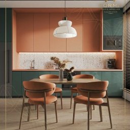 Forma Meble - KUCHNIE - SZAFY - GARDEROBY - Nowoczesna kuchnia z jadalnią: turkusowe szafki, terakotowe fronty, marmurowy backsplash, drewniany stół z krzesłami w kolorze terakoty, designerska lampa.