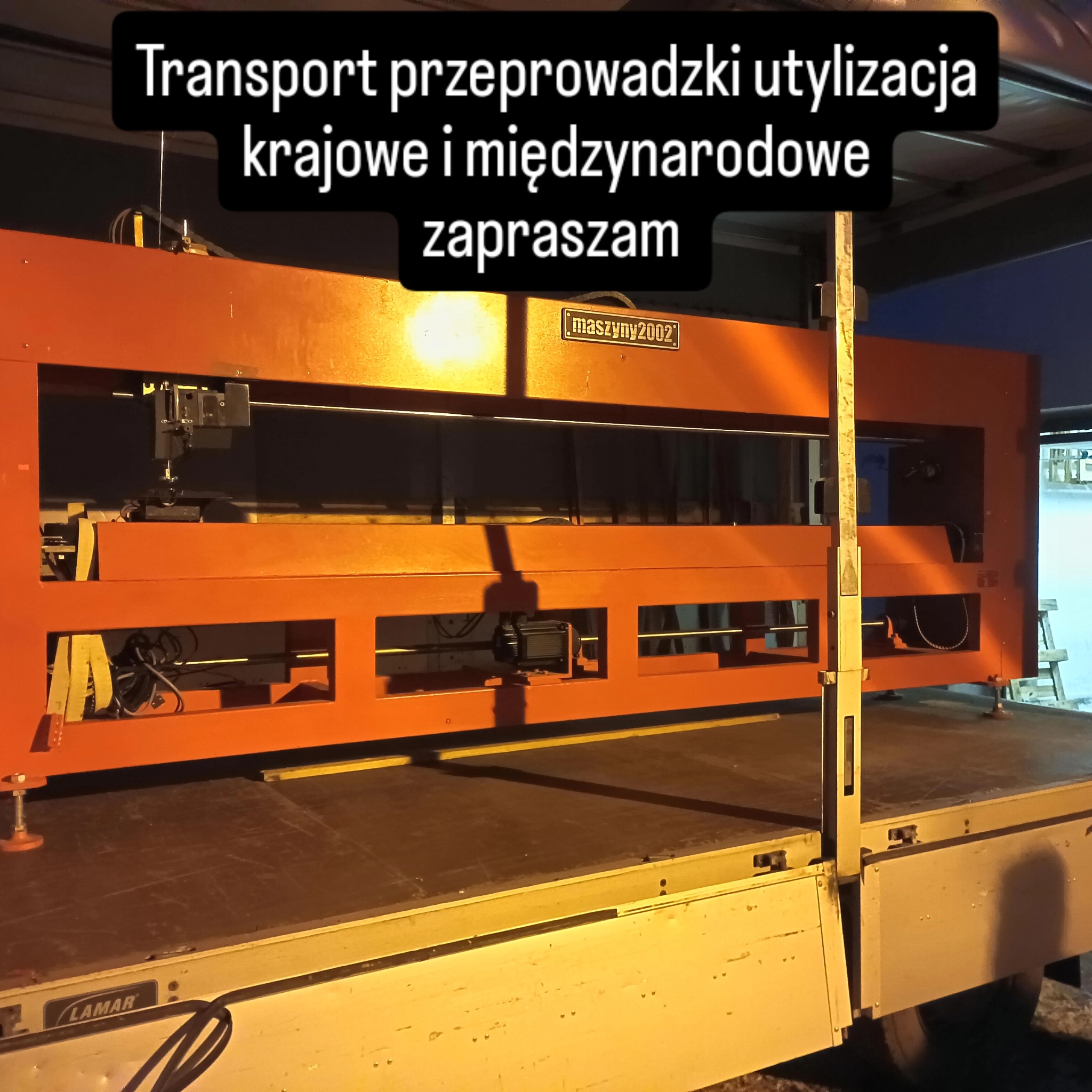 Pomarańczowa maszyna na platformie transportowej z napisem 'maszyny2002', transport przeprowadzki utylizacja krajowe i międzynarodowe zapraszam.