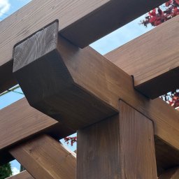 Wood brother - Przed domem Ł&oacute;dź